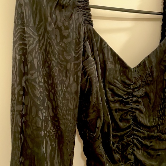 H&M low cut cinched cute top - Picture 2 of 3